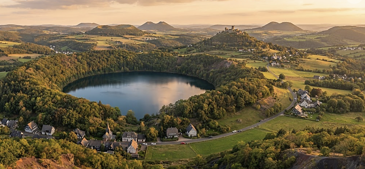 Immobilienmarkt Vulkaneifel 2025 analysieren Landkreis Vulkaneifel Luftaufnahme zeigt regionale Marktchancen für Immobilien Gerolstein und Umgebung
